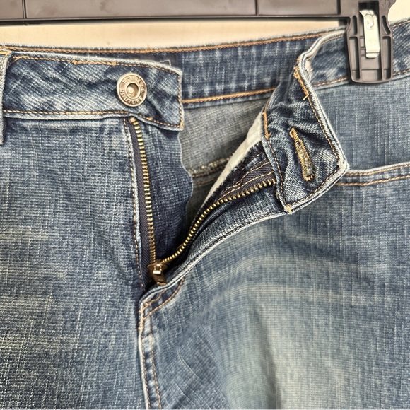 Route 66 size 6 denim shorts with some stretch. Comfortable and flattering fit. - Picture 3 of 4